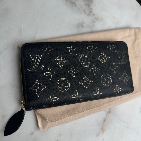 SOLD Louis Vuitton Limited Edition Constellation Mahina Leather Zippy Wallet NM - Picture 3 of 16